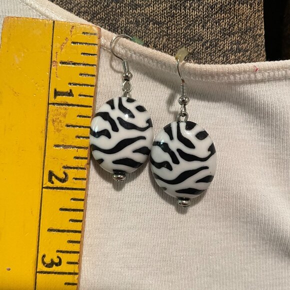 YOU & I BRAND NECKLACE, BRACELET AND EARRING SET, ZEBRA DESIGN BLACK AND WHITE. - Picture 10 of 13